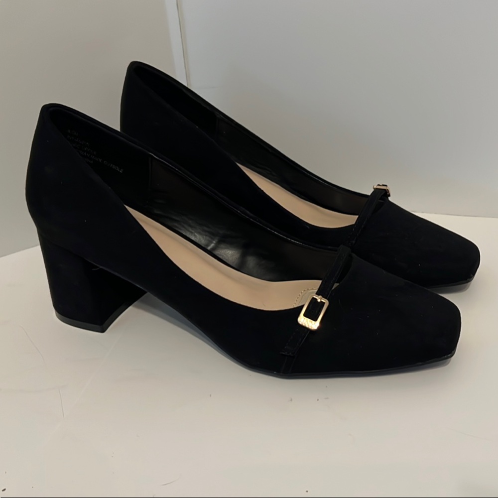 Jones New York Elegant Black Chunky Heels with Gold Accent and Sleek Design
